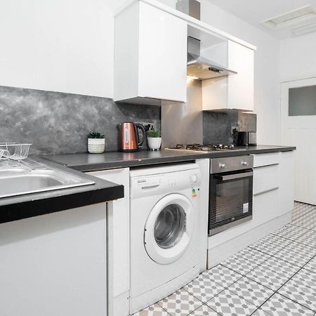 5 Bedroom House - 11 Guests - Garden - Wifi - Smart Tv - Top Rated - Large Driveway 4 Multiple Vehicles - Perfect For Contractors Birmingham Ngoại thất bức ảnh