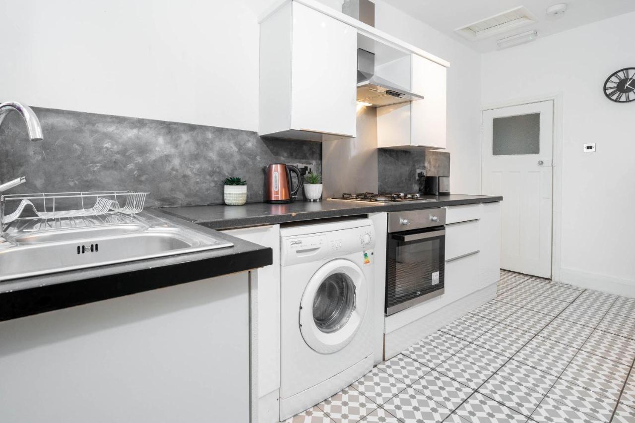 5 Bedroom House - 11 Guests - Garden - Wifi - Smart Tv - Top Rated - Large Driveway 4 Multiple Vehicles - Perfect For Contractors Birmingham Ngoại thất bức ảnh