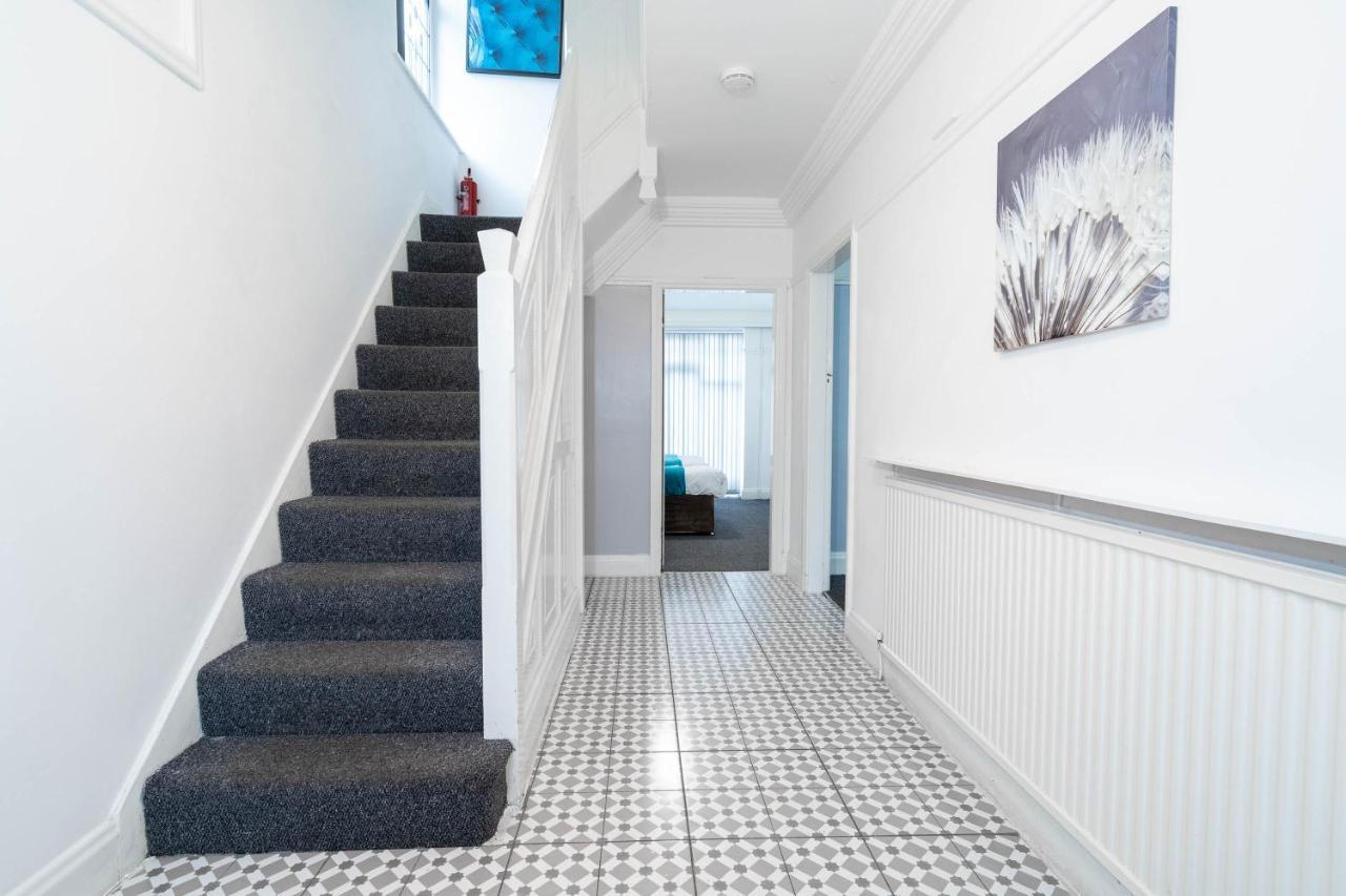 5 Bedroom House - 11 Guests - Garden - Wifi - Smart Tv - Top Rated - Large Driveway 4 Multiple Vehicles - Perfect For Contractors Birmingham Ngoại thất bức ảnh